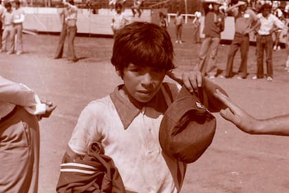 Un Maradona aún niño parece llevar en la mirada un atisbo de lo que será una vida excepcional