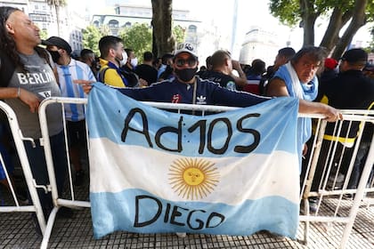 Vigilia, emoción, euforia, lágrimas y respeto se viven en las largas filas de gente que esperan despedir a Diego Maradona