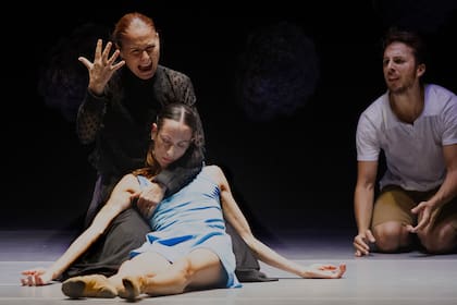 La muerte de la Giselle de Jorge Amarante en el final del primer acto, con Analía Sosa Guerrero (la madre), Sofía Menteguiaga (Giselle) y Facundo Luqui (Albrecht)