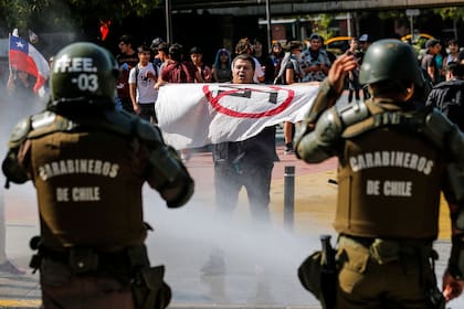 La muerte de un hincha reactivó las manifestaciones y los incidentes con la policía