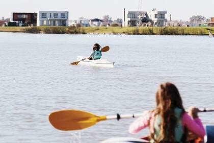 La muerte de un joven en una laguna artificial mientras andaba en kayak de noche, abre interrogantes sobre las responsabilidades