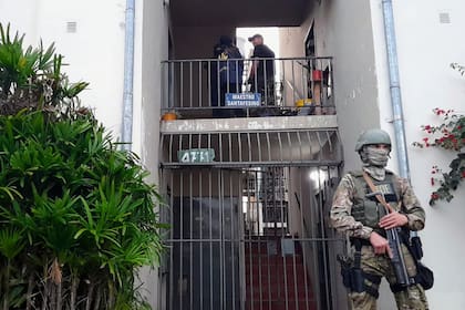 La muerte de una madre y las heridas sufridas por su hija, profesora de danzas árabes, derivaron en allanamientos contra una banda narco en el barrio Fonavi