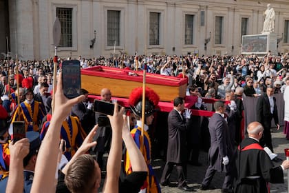 La muerte del papa Francisco: así llegaba el féretro a la Basílica vaticana