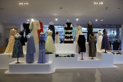 La muestra "Alta Costura Argentina" estará en el Malba hasta el 8 de octubre. La curaduría es de Elina Costantini y de Victoria Salias, directora del Museo del Traje. La exhibición incluye prendas y accesorios entre 1890 y 2014, pertenecientes a la colección del Museo