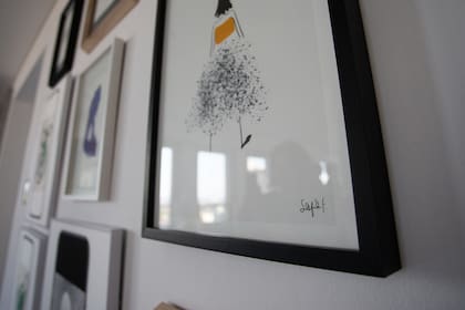La muestra combinó obras de Aldo Sessa y de Sofía Freixas en las paredes del apartamento que su artífice, Corina Kavanagh, eligió para ella. Se trata del único que ocupa el piso entero con vistas 360 de la ciudad de Buenos Aires. En las obras de Sofía "predominan el rojo, el negro y el blanco. El más chico de 25 x 35 centímetros y el más grande de 1 metro por metro treinta".