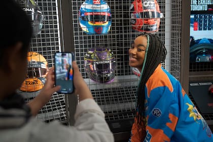 La muestra de distintos cascos en la Exhibición oficial de la Fórmula 1