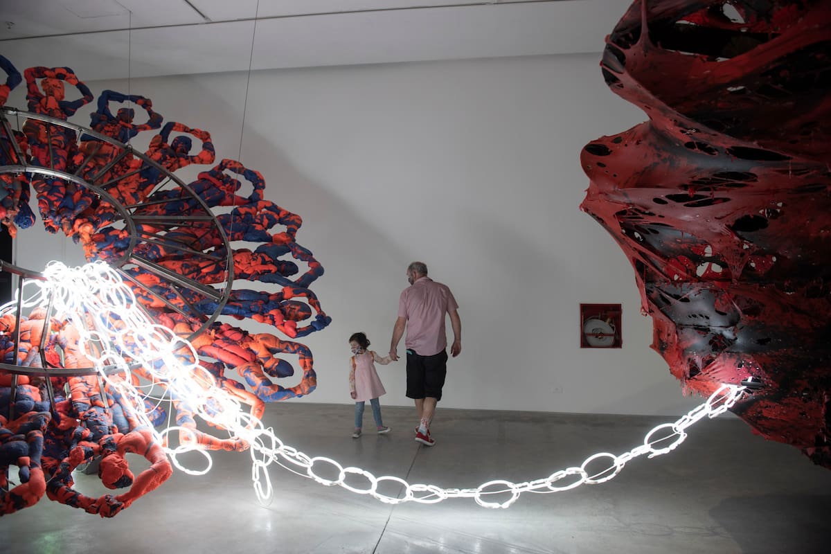 La muestra de Nicanor Aráoz en el Moderno es un ejemplo de que la oferta virtual no puede igualar el contacto directo con el arte
