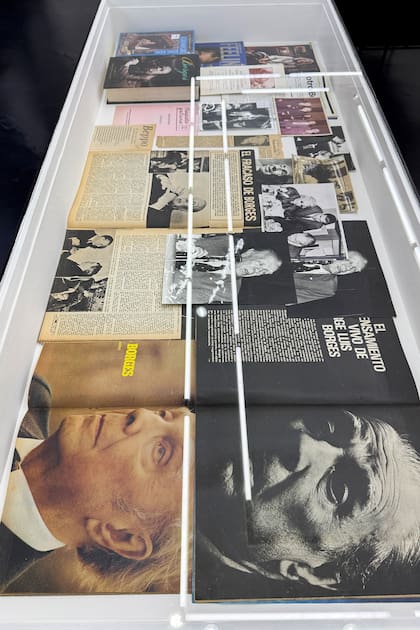 La muestra de Rolf Art refleja cómo la figura de Borges circuló por medios masivos antes y después de su muerte