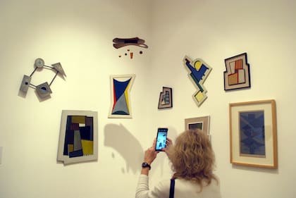La muestra dedicada a Arden Quin y sus contemporáneos en el Bellas Artes