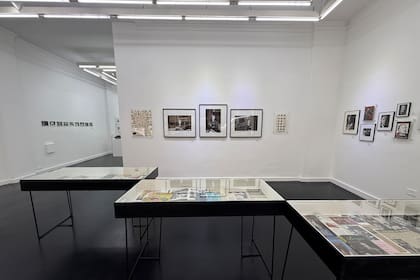 La muestra dedicada a Borges en galería Rolf Art se puede recorrer a partir de las fotografías y del material documental exhibido en vitrinas