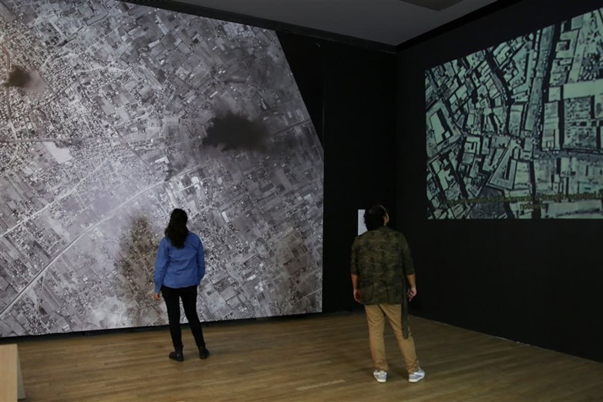 La muestra Forensis, en Proa, presenta conflictos geopolíticos a través de mapas satelitales, fotografías, archivos y videos