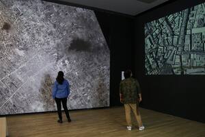 La muestra Forensis, en Proa, presenta conflictos geopolíticos a través de mapas satelitales, fotografías, archivos y videos