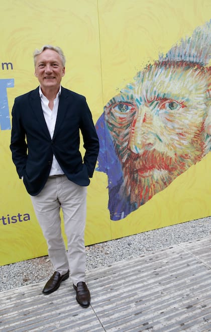 La muestra fue ideada por Willem van Gogh, bisnieto de The van Gogh, hermano de Vicent van Gogh, Theo. En su segunda visita a la Argentina, el embajador del Museo van Gogh en Ámsterdam declaró que se siente feliz de traer las creaciones al país. La muestra que se exhibe desde hoy en el Campo de Polo está basada en la correspondencia entre el artista y su hermano Theo.