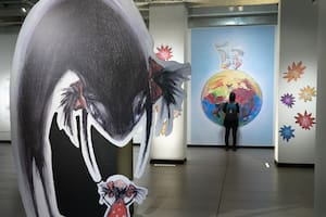 Empezó la gira mágica de la misteriosa niña que juega con las sombras