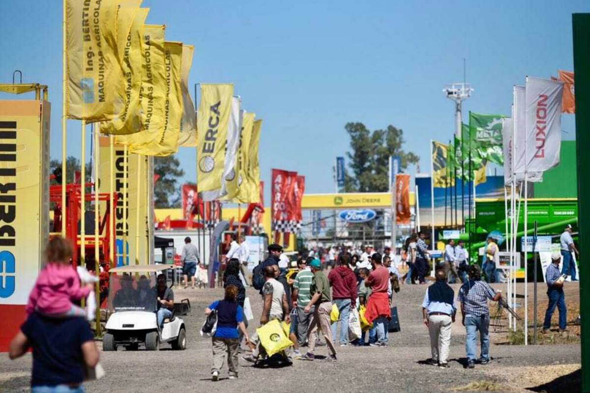 La muestra se desarrolla con productores recorriendo stands