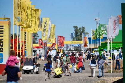 La muestra se desarrolla con productores recorriendo stands