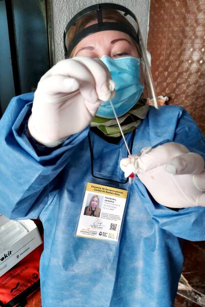 La muestra se sangre se combina con el reactivo de Covid-19 para luego enviarlo al análisis