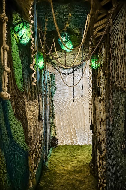 La muestra se trató de una instalación textil inmersiva que convirtió un pasillo de circulación en el corazón de la experiencia