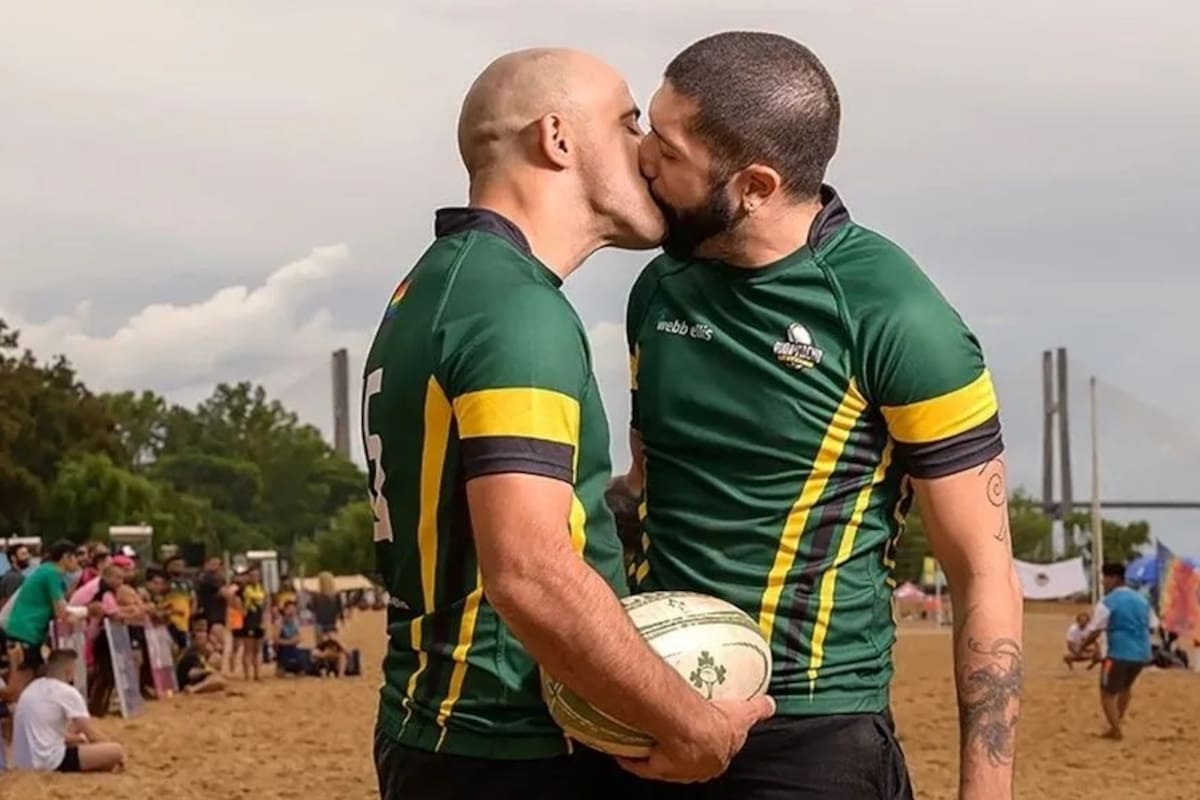 La muestra "Sport Friendly", con fotografías de Emilien Buffard, se exhibe a cielo abierto en torno de la Embajada de Francia y pone el foco en la discriminación y la violencia en el deporte través de retratos a todo color de deportistas orgullosos, como los integrantes de un equipo de rugby inclusivo de París
