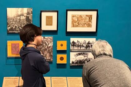 La muestra "Tiempo de Multitudes" abrió en el Museo Histórico Nacional