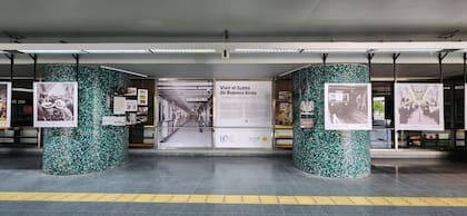 La muestra, ubicada en el hall central de la estación Facultad de Derecho de la línea H, cuenta con textos curados por Ana Bonelli y Cecilia Gallardo a los que se puede acceder mediante un código QR