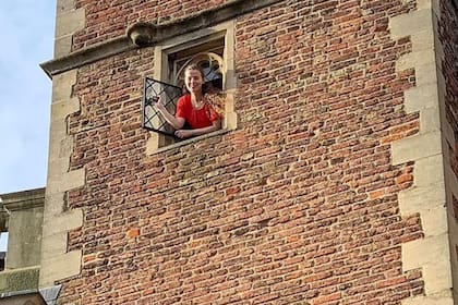 La muje de 33 años estuvo siete horas encerrada en el baño (Foto: X)