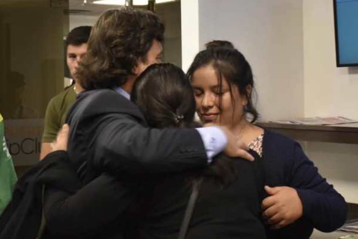 La mujer abusada en Puerto Deseado ya está en Salta, fue recibida por el gobernador, Gustavo Sáenz, y hoy despedirá a su hijo, asesinado por los agresores