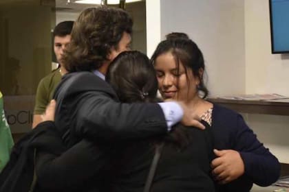 La mujer abusada en Puerto Deseado ya está en Salta, fue recibida por el gobernador, Gustavo Sáenz, y hoy despedirá a su hijo, asesinado por los agresores