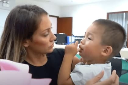 La mujer adoptó a Huxley en China en 2017, pero luego lo entregó a otra familia porque no podía "lidiar" con las complicaciones que presentaba el pequeño a causa de su condición