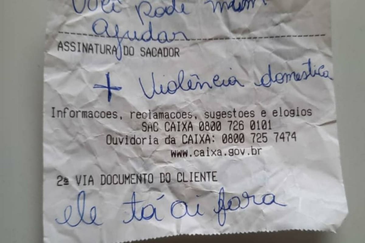 La mujer aprovechó que ingresó sola a retirar un dinero que le correspondía y escribió en un comprobante arrugado su pedido desesperado de auxilio