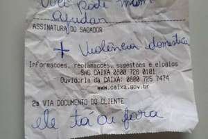 La mujer aprovechó que ingresó sola a retirar un dinero que le correspondía y escribió en un comprobante arrugado su pedido desesperado de auxilio