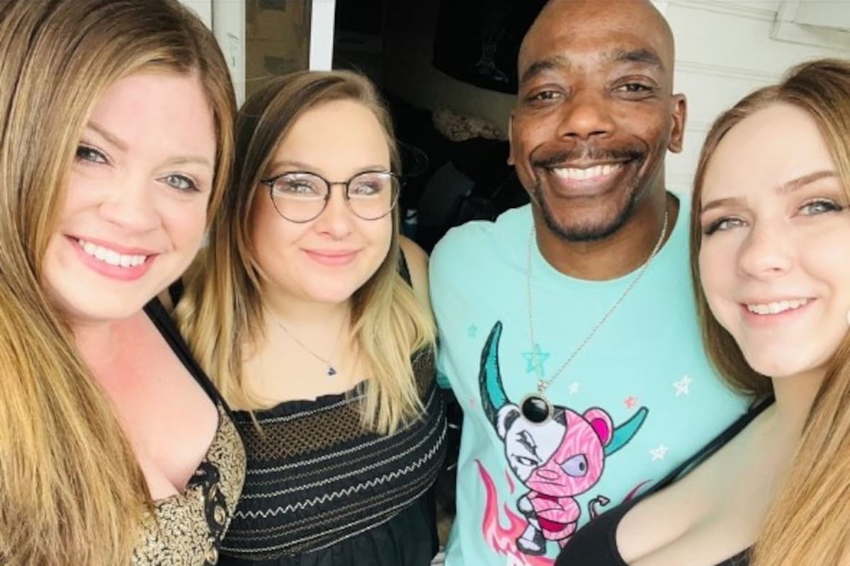 La mujer asegura que está muy feliz de tener a sus amigas para su esposo