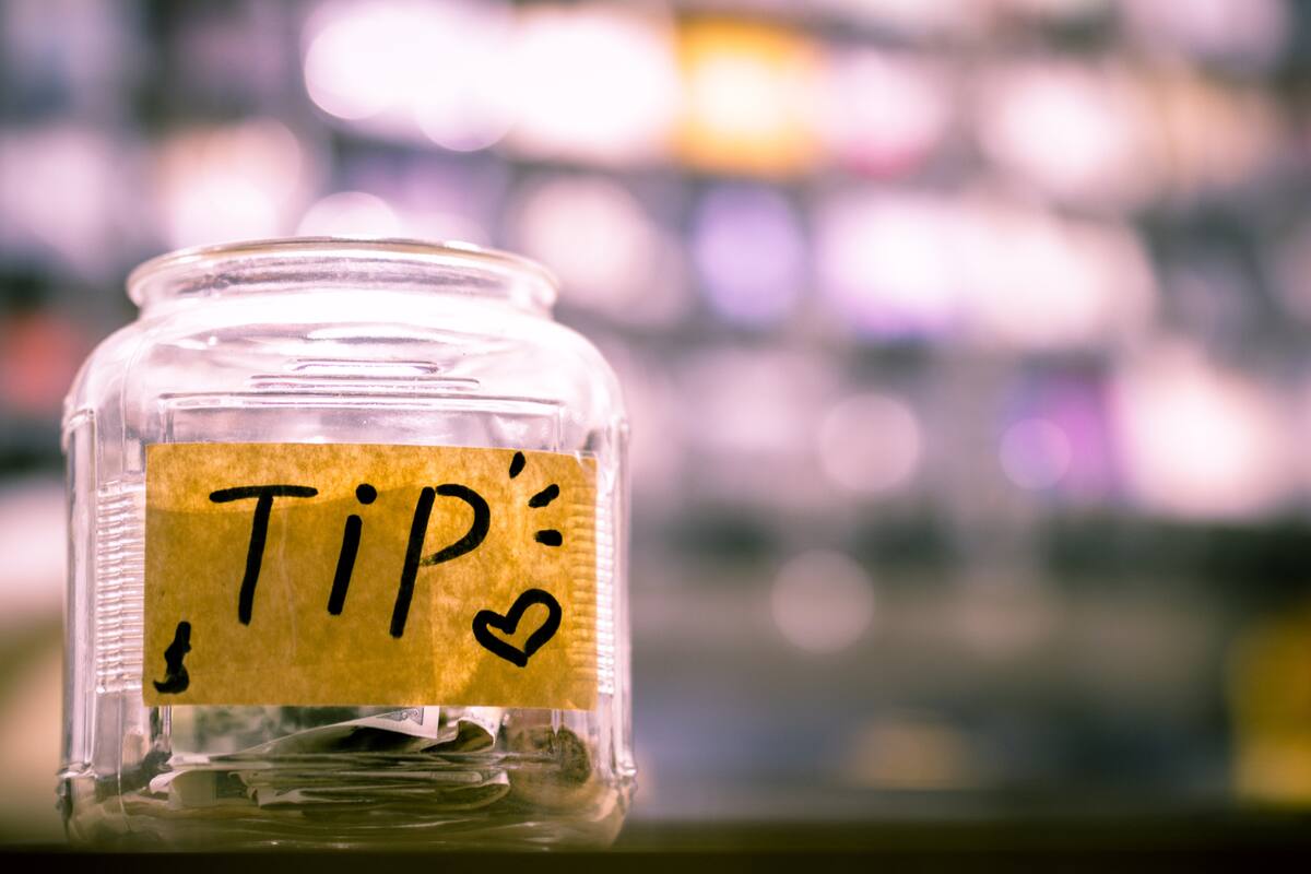 La mujer aseguró que su sueldo fue mínimo, pero lo compensó con las propinas