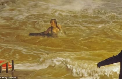 La mujer cayó al mar arrastrada por las fuertes olas. Fuente: Alamy Live News