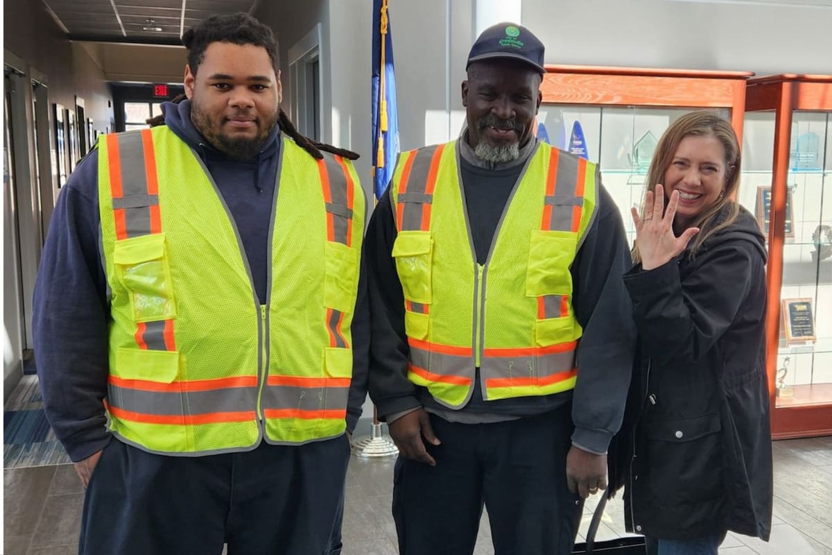 La mujer celebró el hallazgo con los empleados de la compañía de reciclaje