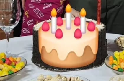 La mujer colocó un emoji de una torta para tapar el símbolo nazi