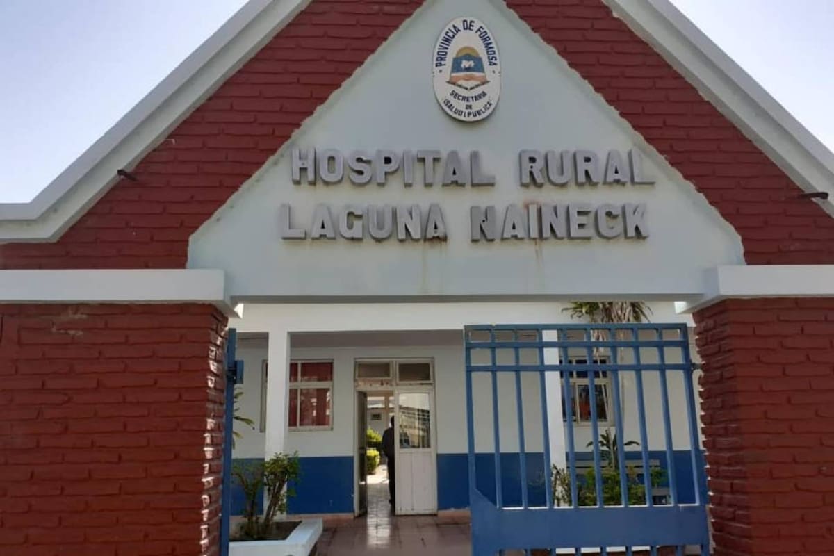 La mujer comenzó a tener trabajos de parto y cuando su marido llamó al hospital local, en Laguna Naineck, le dijeron que no le enviarían un vehículo para el traslado, por lo que tuvo que llevar a su mujer en moto por unos cinco kilómetros y poco después constataron que se había perdido el embarazo