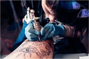 La mujer compartió el resultado del tatuaje y recibió todo tipo de comentarios (Imagen de carácter ilustrativo)