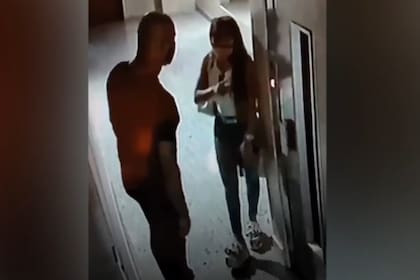 La mujer contó con la ayuda de dos cómplices, a quienes hizo ingresar al departamento del hombre una vez que este quedó inconsciente. Las imágenes de los asaltantes quedaron registradas en el video de seguridad del edificio