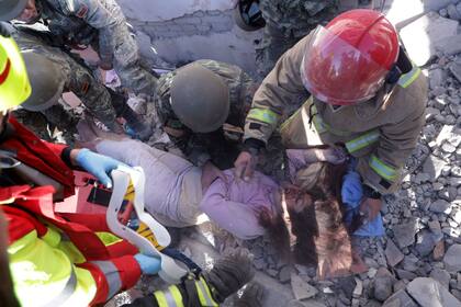 Rescatistas extraen los cuerpos de las víctimas de uno de los edificios siniestrados por el sismo de 6,4 grados. Entre ellos estaba la novia de 24 años de Gregor Rama