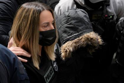 La mujer de 33 años, acusada de matar a su hija, al momento de ser llevada a tribunales en Atenas el 4 de abril del 2022. (Foto AP/Thanassis Stavrakis)