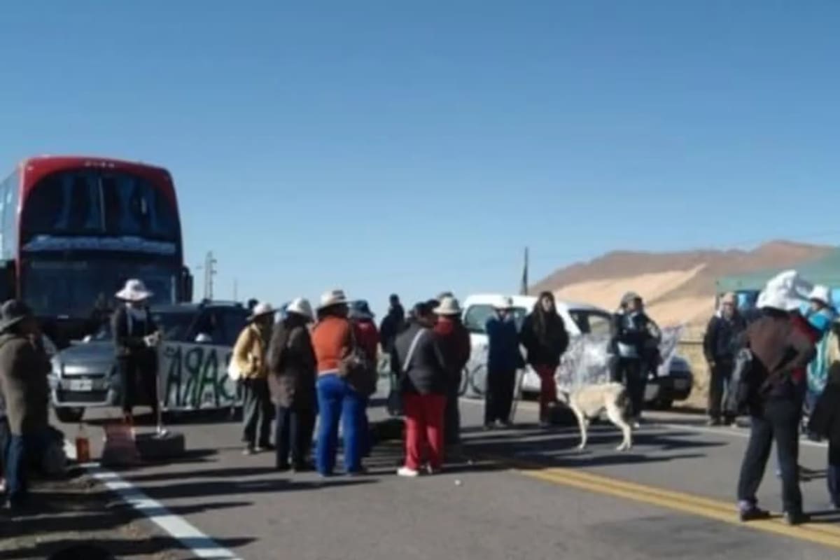 La mujer de 66 años se descompenso mientras esperaba dentro de un colectivo que había sido inmovilizado por un corte de ruta sobre la RN °9