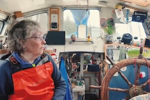 Así es la historia de Nikki, la mujer que lleva más de cuatro décadas viviendo sola en un velero en Alaska