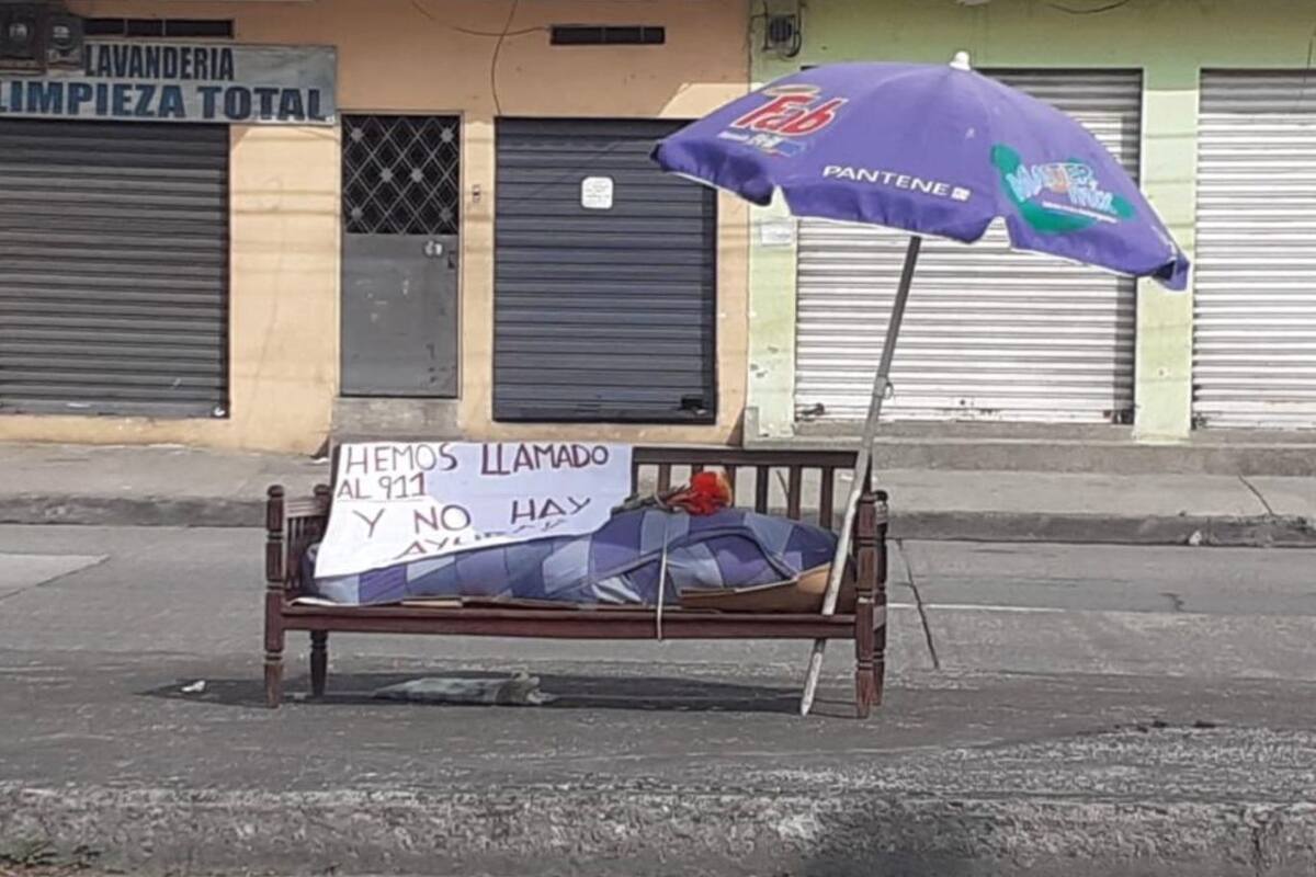 La mujer, de 81 años, falleció el jueves y la sacaron a la calle el viernes a la noche ante la falta de respuestas a los llamados de sus familiares para que fueran a recogerla al domicilio