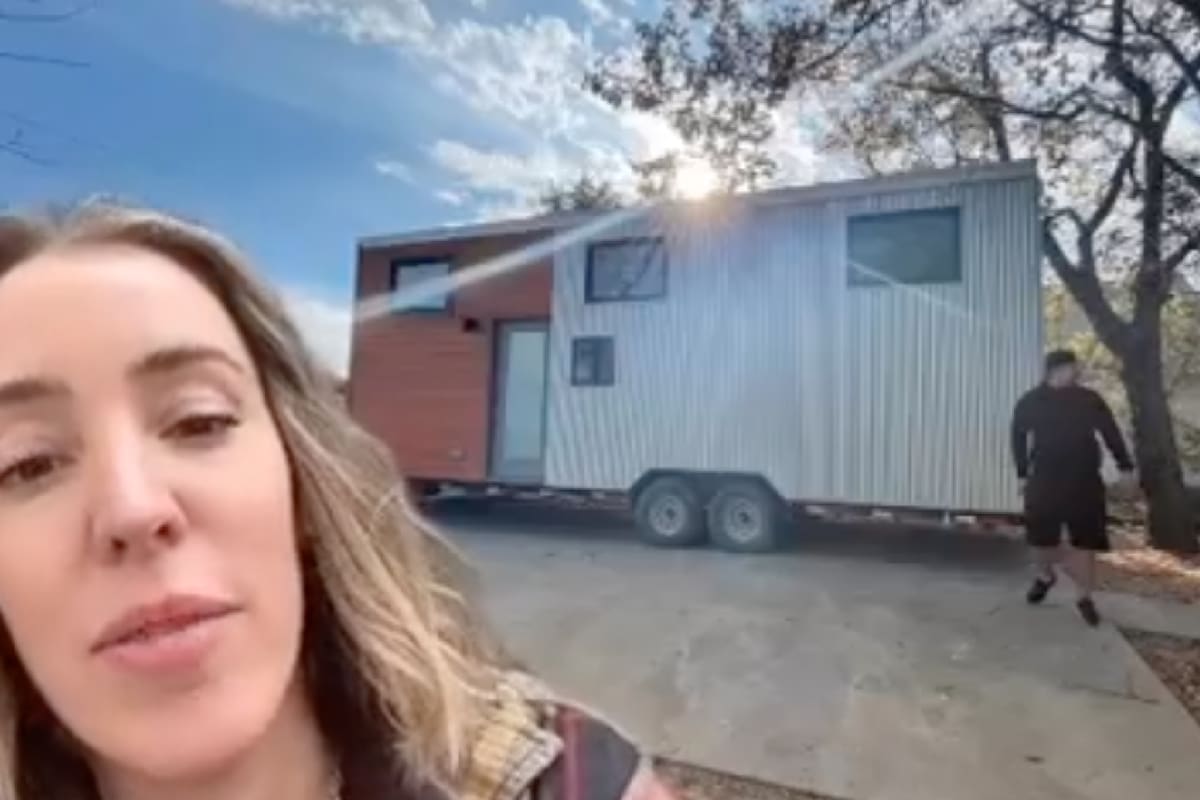 La mujer, de Austin, Texas, consideró que construir casas en su patio para luego alquilarlas es un excelente negocio