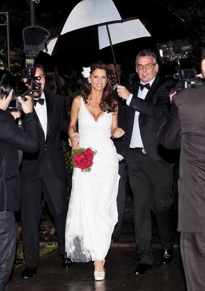 La mujer de Diego Santilli optó por un diseño de Benito Fernández al cuerpo, con escote en V, espalda con transparencias y un tajo velado con encaje