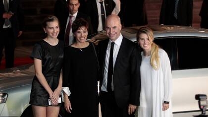 La mujer de Larreta lo salvó y le trajo la corbata y así el actual jefe de gobierno porteño pudo lucir formal para las fotos