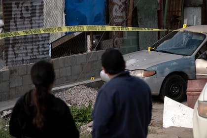 La mujer de Martínez, Maria Elena Frausto Granados (der.), en el lugar donde mataron al fotoperiodista