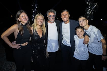 La mujer de Pupi quiso sorprender a su marido invitando de sorpresa a su amigo Fito Páez quien brindó un recital exclusivo para los invitados. Tras el show, el músico posó con la pareja y sus tres hijos, Sol, Ignacio y Tomás.