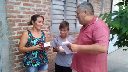 La mujer de Walter y su hijo recibieron a la tarde el celular que un vecino le regaló